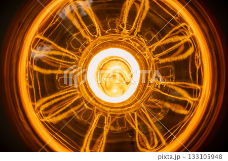 電球のガラスに光が綺麗に反射した瞬間 133105948