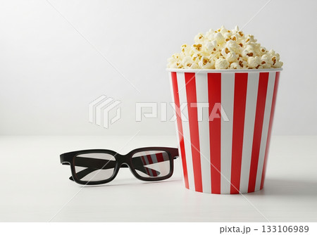 ポップコーンと3Dメガネの映画館イメージ 133106989