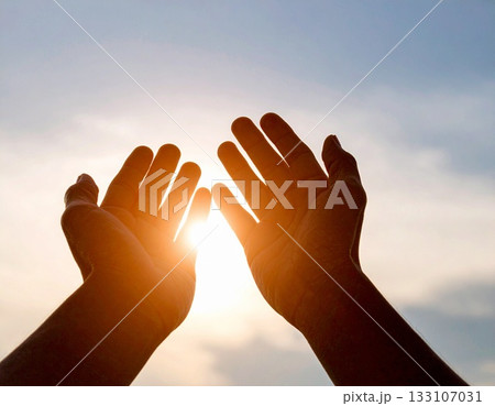 両手を太陽にかざす 133107031