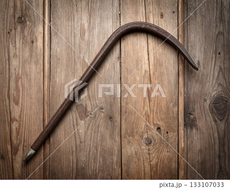 使い古されたバール 133107033