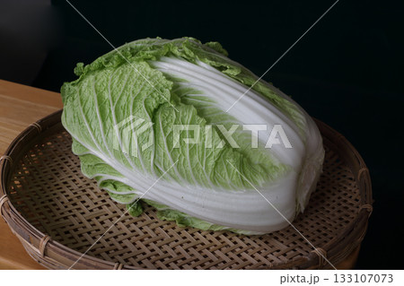 収穫直後にスタジオ撮影した白菜 133107073