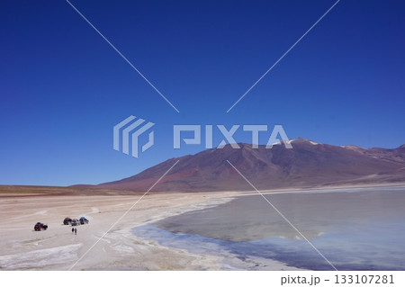 砂漠の湖をドライブ 砂漠の湖をドライブ 133107281