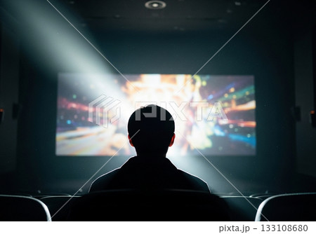 映画館で映画を鑑賞する人のイメージ 133108680