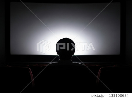 映画館で映画を鑑賞する人のイメージ 133108684