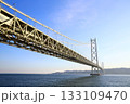 夕陽を受ける明石海峡大橋 133109470