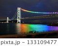 虹色にライトアップされた明石海峡大橋 133109477