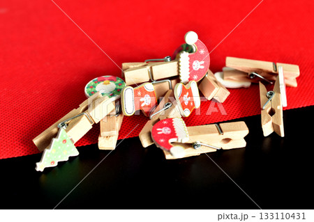 Decorative wooden clothespins with Christmas decorations. 133110431