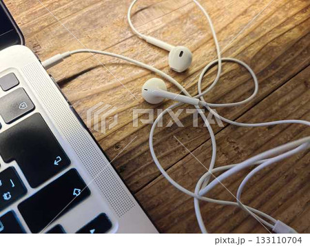 パソコンに繋がれた有線イヤホン 133110704