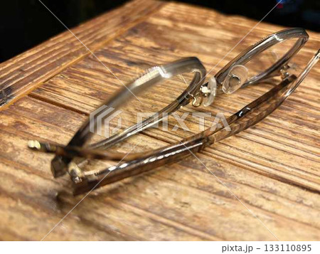 テーブルに置かれた眼鏡 テーブルに置かれた眼鏡 133110895