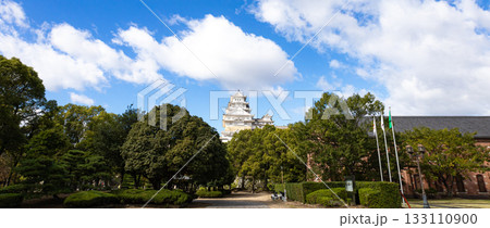 青空と雲と色んな角度から見た姫路城 133110900