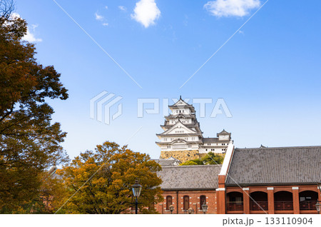 青空と雲と色んな角度から見た姫路城 133110904