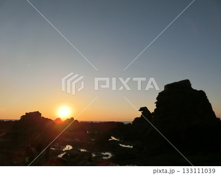 男鹿半島のゴジラ岩と夕日（男鹿市塩瀬崎・251105） 133111039