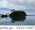 島に架かる赤い橋 133111097