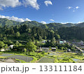 新緑に包まれる田んぼ風景 133111184