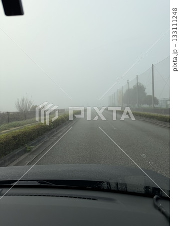 霧のかかった道路 霧のかかった道路 133111248