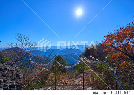 秋の群馬県の妙義山の中之嶽神社につながる見晴台から南東側の眺望(金鶏山,大桁山など) 秋の群馬県の妙義山の中之嶽神社につながる見晴台から南東側の眺望(金鶏山,大桁山など) 133111644