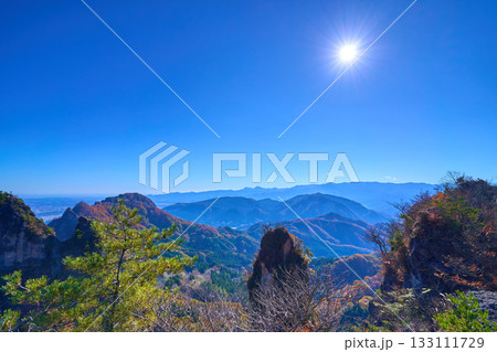 秋の群馬県の妙義山の中之嶽神社につながる見晴台から南東側の眺望(金鶏山,筆頭岩,大桁山など) 秋の群馬県の妙義山の中之嶽神社につながる見晴台から南東側の眺望(金鶏山,筆頭岩,大桁山など) 133111729