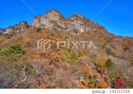 秋の群馬県の妙義山の中之嶽神社につながる見晴台から北側の眺望(金洞山など) 133111734