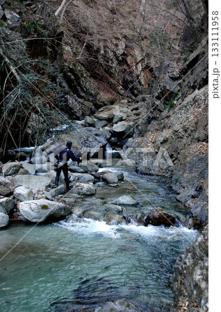 天然イワナを狙って綺麗な渓谷を釣り遡る釣り人 133111958