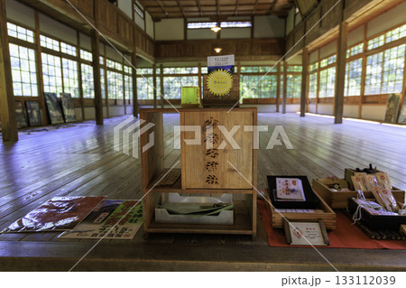 歴史ある少彦名神社の拝殿と授与品が並ぶ静かな境内風景 歴史ある少彦名神社の拝殿と授与品が並ぶ静かな境内風景 133112039