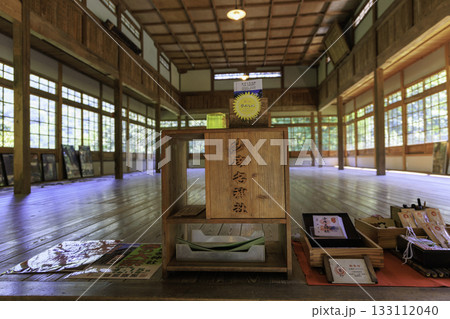 歴史ある少彦名神社の拝殿と授与品が並ぶ静かな境内風景 133112040