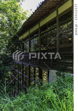 崖に建つ少彦名神社の高床式木造拝殿と美しい自然風景 崖に建つ少彦名神社の高床式木造拝殿と美しい自然風景 133112177