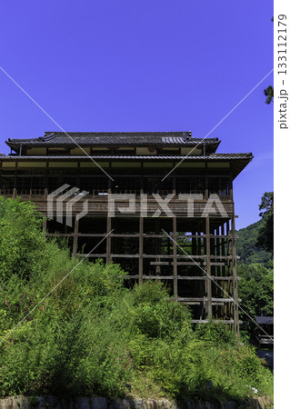 崖に建つ少彦名神社の高床式木造拝殿と美しい自然風景 133112179
