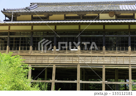 崖に建つ少彦名神社の高床式木造拝殿と美しい自然風景 崖に建つ少彦名神社の高床式木造拝殿と美しい自然風景 133112181