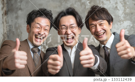 親指を立てるビジネスマン 133112439