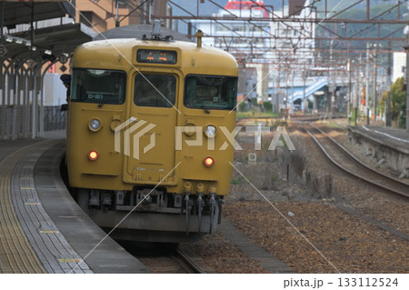 山陽本線尾道駅を出発した115系 133112524