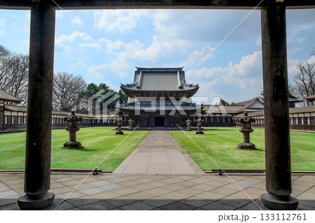 山門から望む国宝・瑞龍寺の仏殿とシンメトリーな回廊が織りなす静謐な禅寺の景観 山門から望む国宝・瑞龍寺の仏殿とシンメトリーな回廊が織りなす静謐な禅寺の景観 133112761