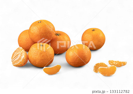 Isolated fresh mandarins with slices arranged 133112782