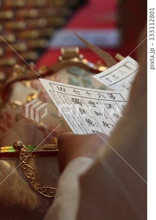 浅草寺のおみくじ　おみくじを引く観光客 133112801