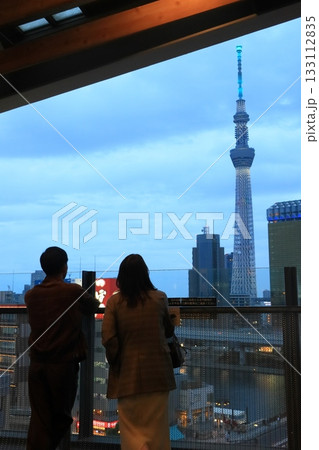 ライトアップされたスカイツリーを眺める観光客 浅草観光 ライトアップされたスカイツリーを眺める観光客 浅草観光 133112835