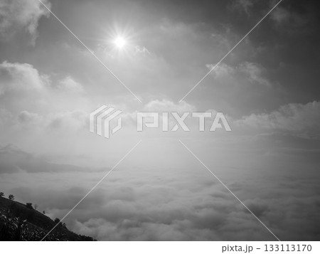 モノクロで広がる雲海と朝日|静けさと光の風景 モノクロで広がる雲海と朝日|静けさと光の風景 133113170