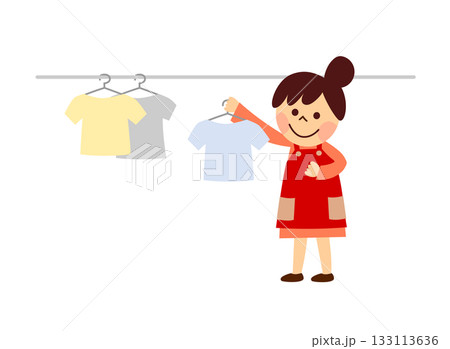 洗濯物を干す女性 133113636