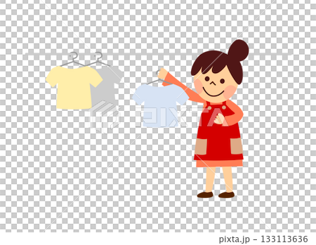 洗濯物を干す女性 133113636