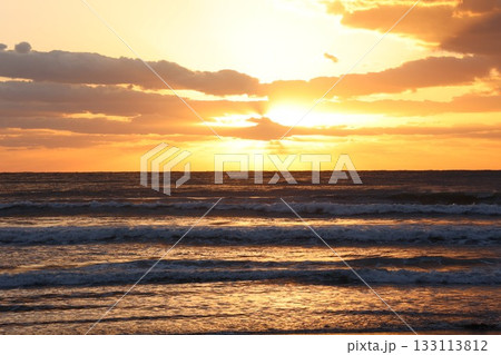 海に沈む夕日 133113812