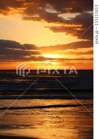海に沈む夕日 海に沈む夕日 133113813