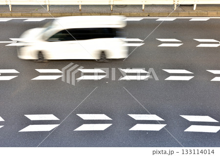 横浜の国道一号線を走る白い車 133114014