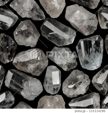 たくさんの水晶の原石 たくさんの水晶の原石 133114290