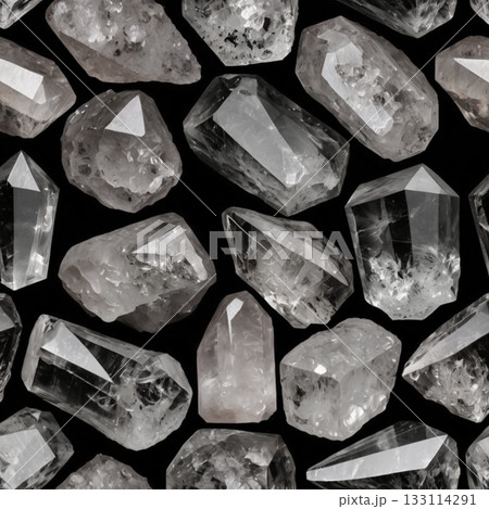 たくさんの水晶の原石 たくさんの水晶の原石 133114291
