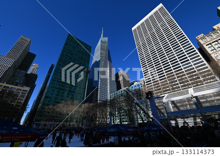 青空にそびえる高層ビル群 133114373