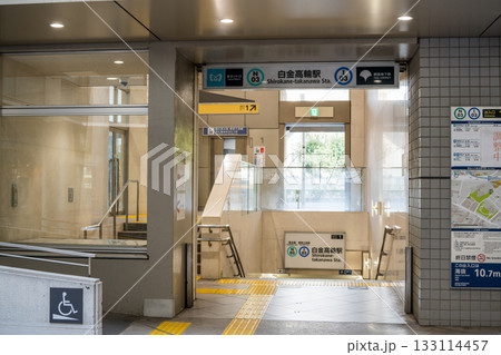 【白金高輪駅】早朝の1出口付近 133114457