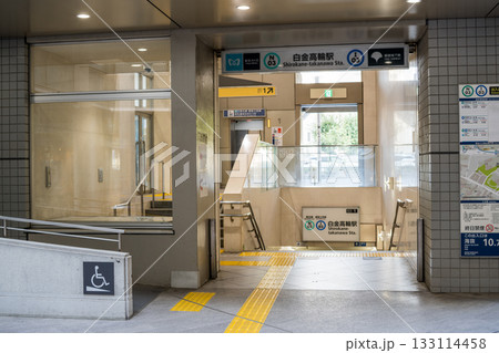 【白金高輪駅】早朝の1出口付近 133114458