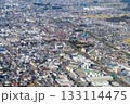 長野県の南松本駅付近の街並みを空撮 133114475