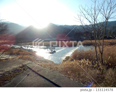 山梨県穴山の山並みと青空の風景 山梨県穴山の山並みと青空の風景 133114578