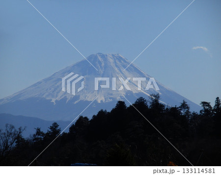山梨県穴山の山並みと青空の風景 山梨県穴山の山並みと青空の風景 133114581