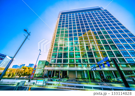 日本の東京都市景観 コンラッド東京(東京汐留ビルディング)やガラス窓に映る汐留のビル群などを望む 日本の東京都市景観 コンラッド東京(東京汐留ビルディング)やガラス窓に映る汐留のビル群などを望む 133114828