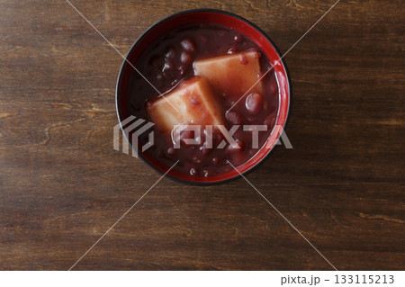 真上から見たテーブル背景の餅入りぜんざい 133115213